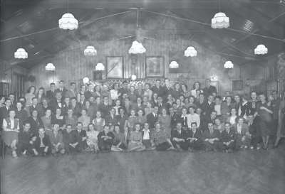 Finnigans, Group portraits inside dance hall