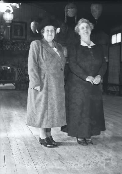 Finnigans, Portrait of two women