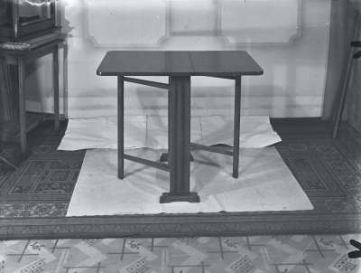 Dropped leaf table