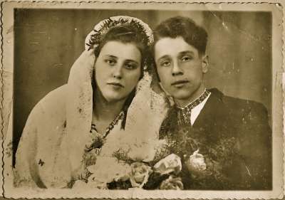 Copy wedding portrait of couple in Ukrainian dress