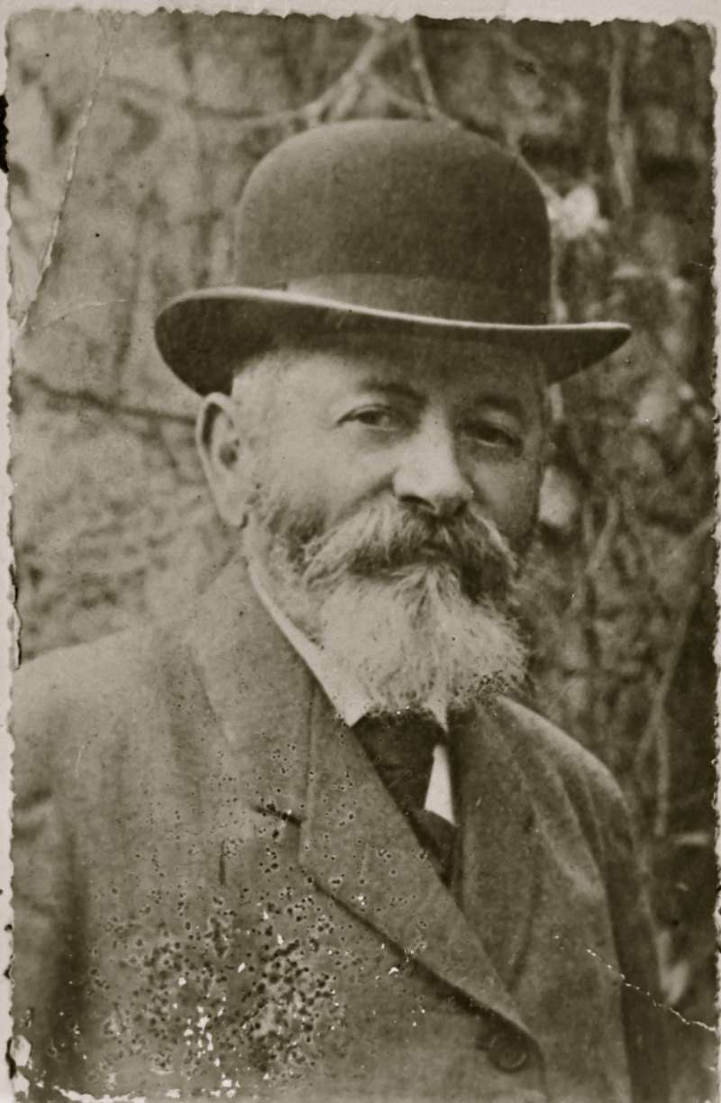 Portrait of man in a hat
